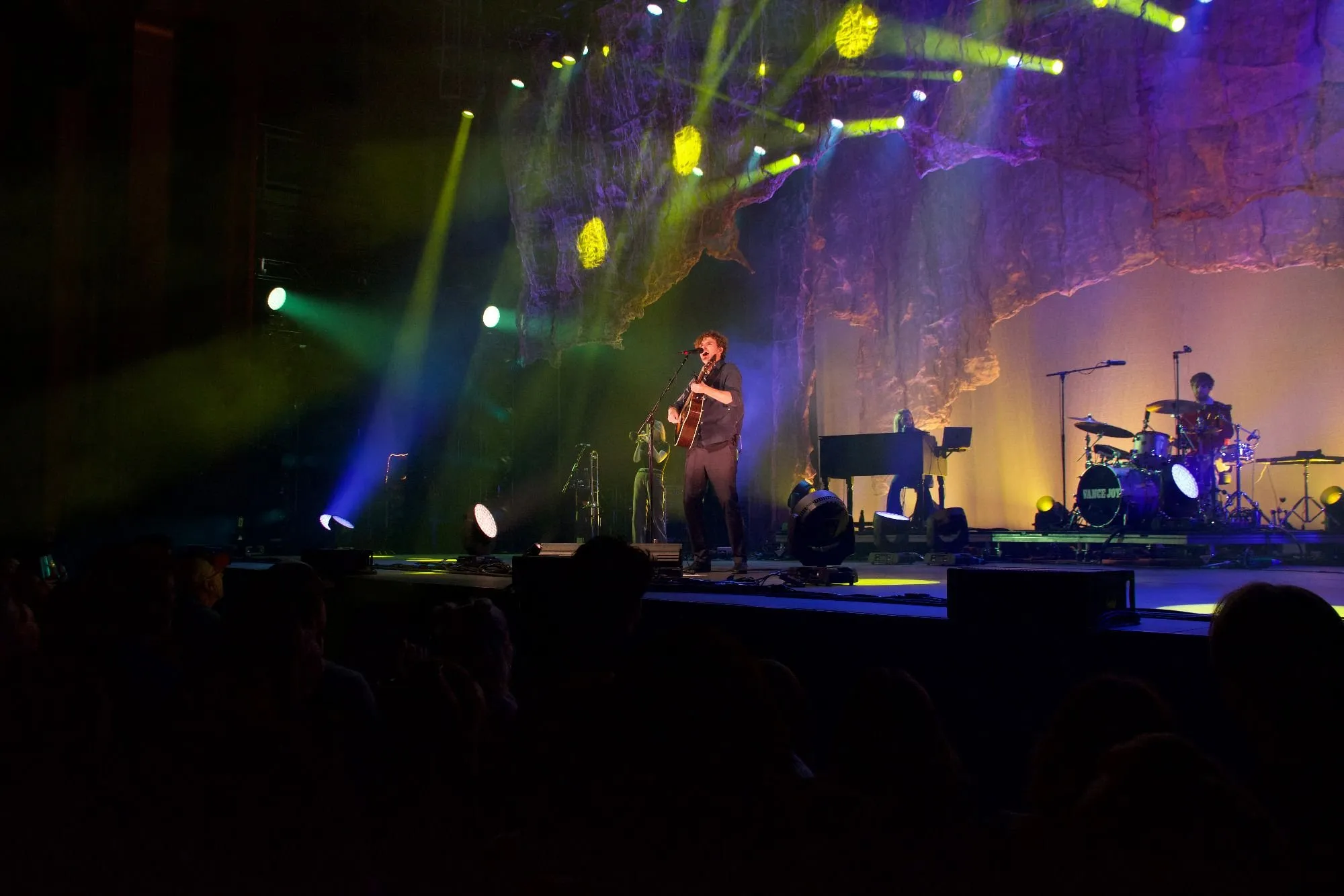 Vance Joy Returns With Zest to MGM Music Hall